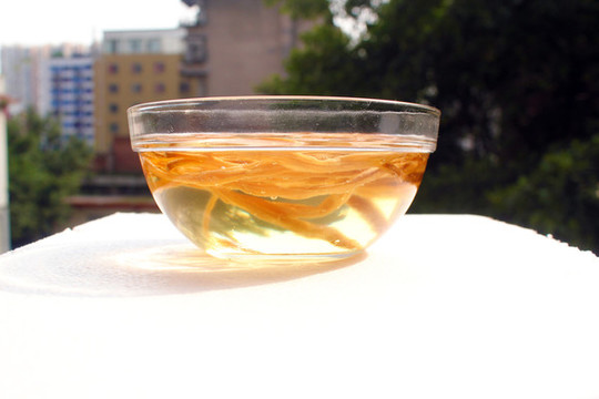泡發(fā)后的干黃花菜