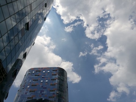 藍天白云下的大樓