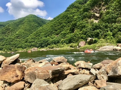 輕舟漂流逐浪馳