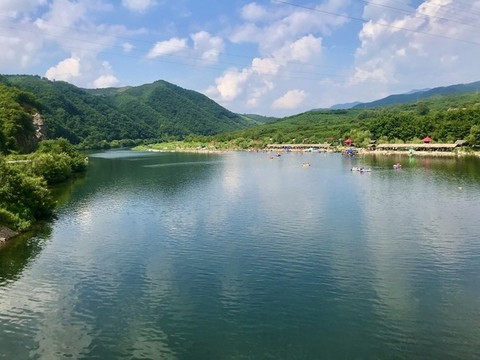水天一色岸邊紅