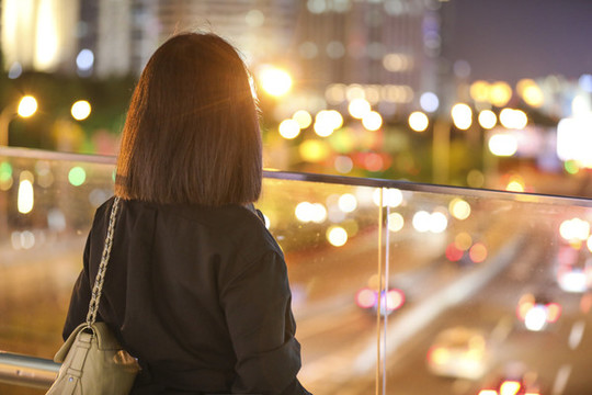 站在城市街道看風(fēng)景的女人背影