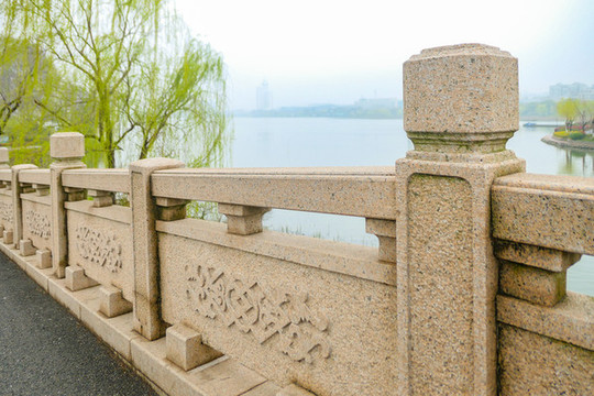 南京玄武湖邊石橋欄桿