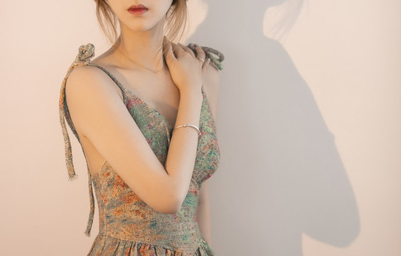 室內(nèi)美女