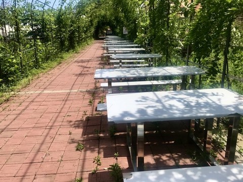一排的休閑桌椅