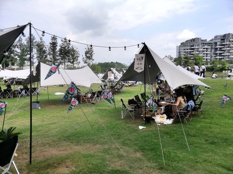 成都城市公園草地露營帳篷