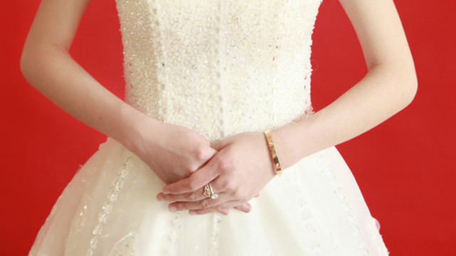 新娘戴著手鐲和結(jié)婚戒指