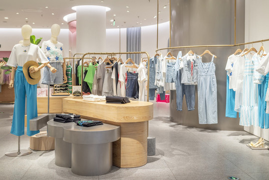 精品女裝專賣店陳列設(shè)計(jì)
