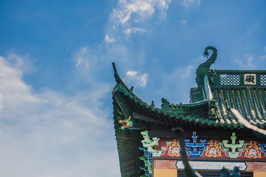 中國寺廟與藍天白云