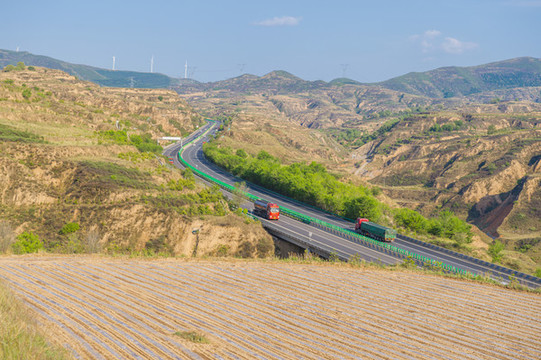彎曲的高速公路