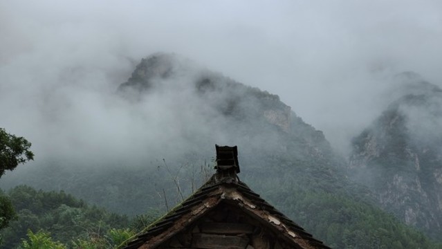 煙霧繚繞的山峰