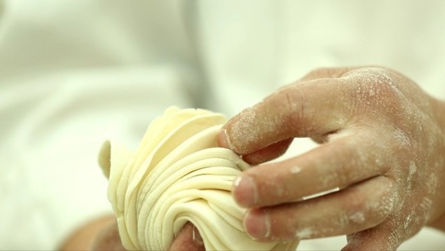 白案厨师擀饺子皮