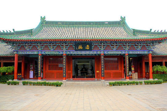 開(kāi)封府右廳