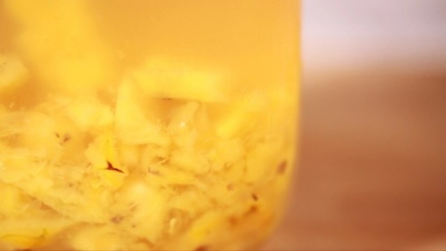 玻璃碗裝菠蘿果酒