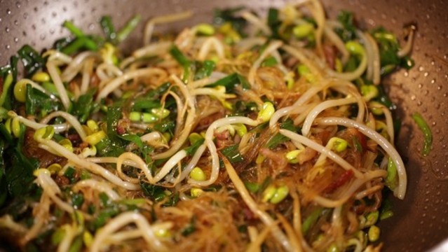 不粘鍋炒豆芽炒合菜