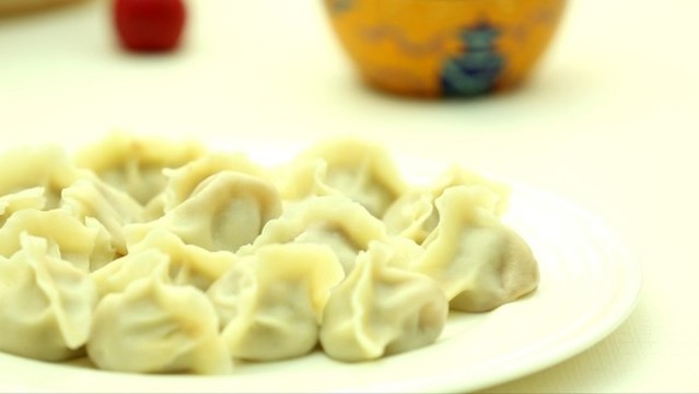 餐桌上一盤餃子