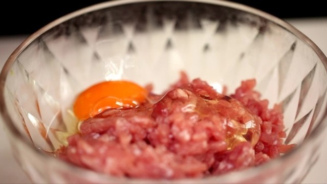 廚師調(diào)肉餡攪拌豬肉餡料