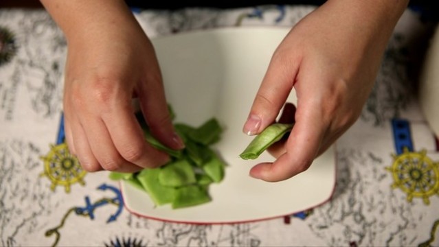 家庭主婦擇豆角扁豆