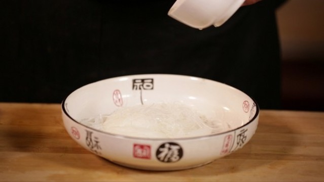 開水浸泡泡發(fā)粉絲全過程