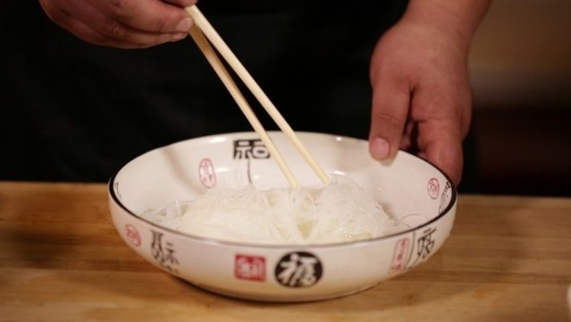 開(kāi)水浸泡泡發(fā)粉絲全過(guò)程