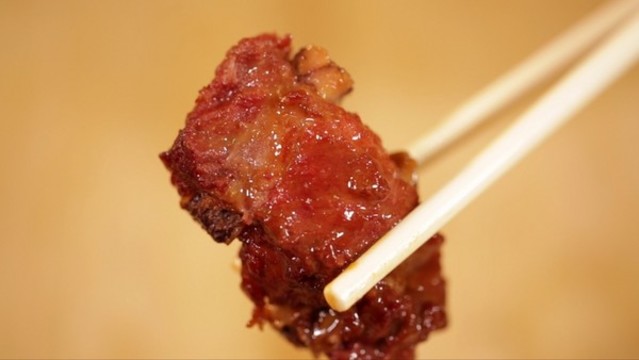 筷子夾起排骨肉