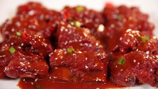 筷子夾起排骨肉