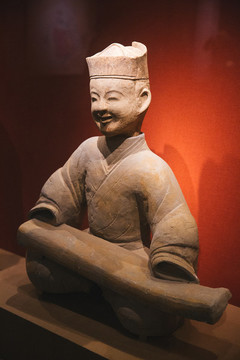 陶撫琴俑