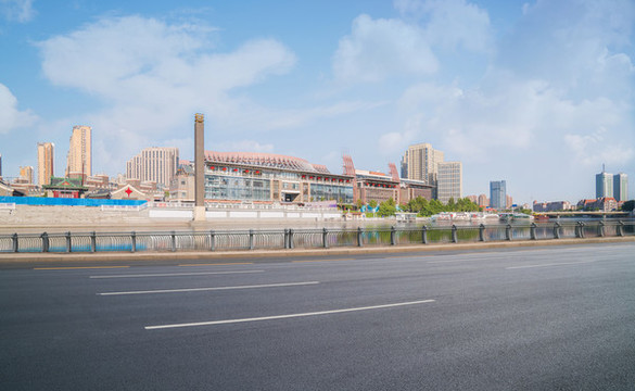 天津城市天際線和柏油馬路