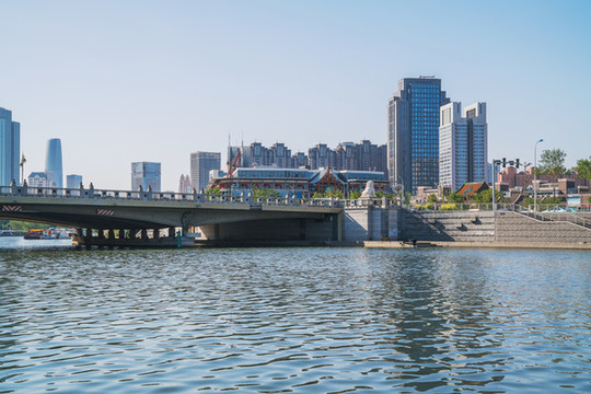 天津城市天際線和海河上的橋梁