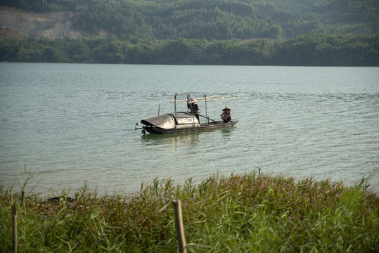 湖面漁船捕魚