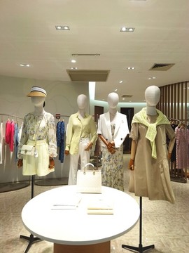 個(gè)性女裝店鋪陳列設(shè)計(jì)布置