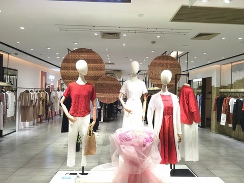 個(gè)性女裝店鋪陳列設(shè)計(jì)布置