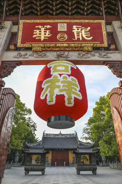 上海龍華寺牌坊和紅色大燈籠