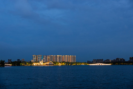 石湖之夜