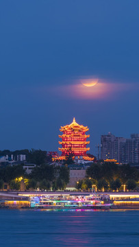 武漢黃鶴樓上的超級月亮