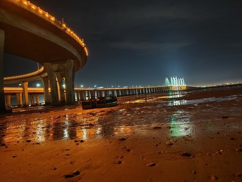 夜幕下的跨海大橋