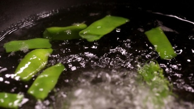 平底鍋燒水煮扁豆