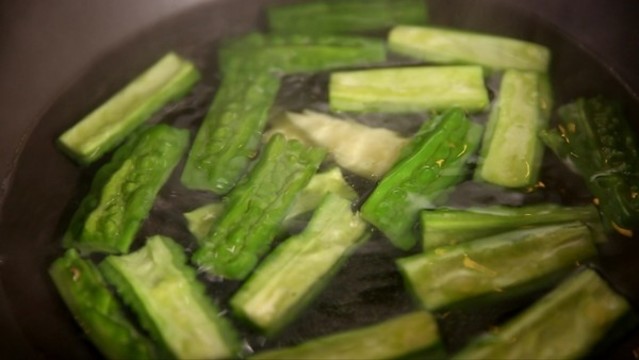 清水浸泡清洗苦瓜