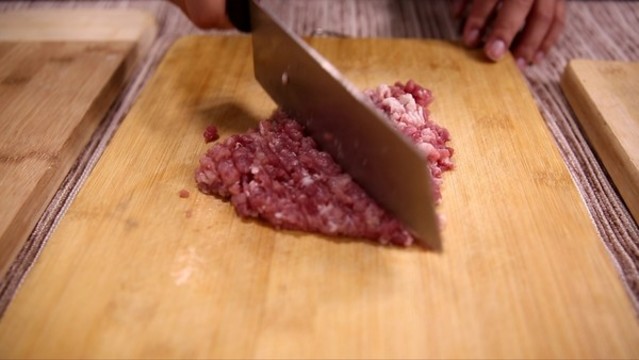 用不同材質案板剁肉餡