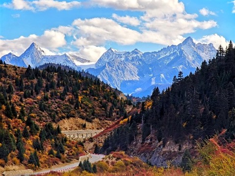 遠(yuǎn)處的雪山與藍(lán)天