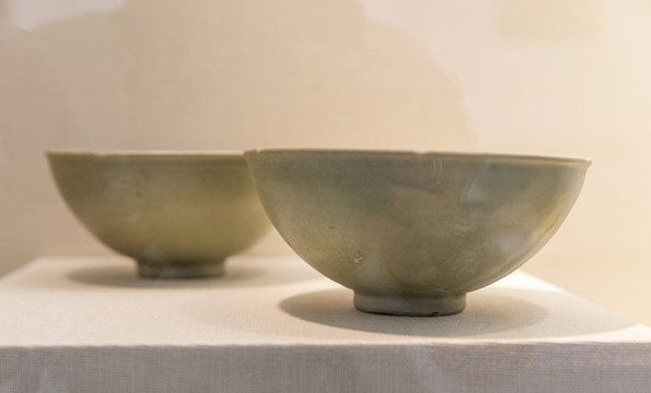 元代龍泉窯青釉花口瓷碗