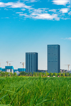藍(lán)天白云下的城市建筑