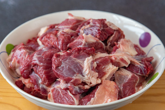 盤子里的新鮮生牛肉塊