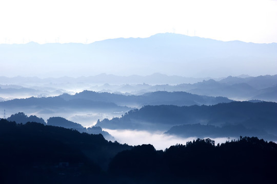 延綿群山