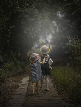 樹林中的小孩