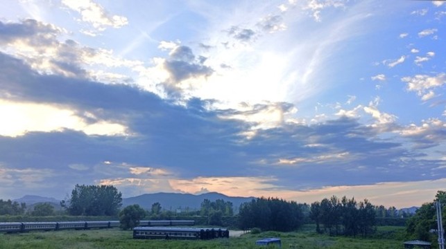 夕陽下廢棄的火車車廂