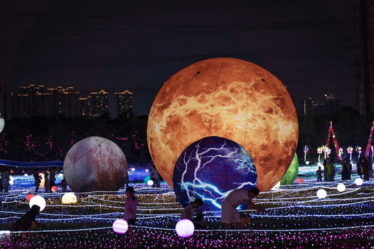 海傍水鄉(xiāng)行星博物館燈光秀