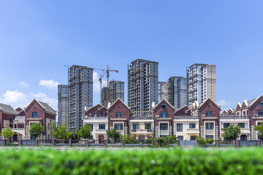 城市建設(shè)中的高樓和別墅