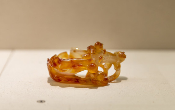 清代瑪瑙松鼠葡萄洗