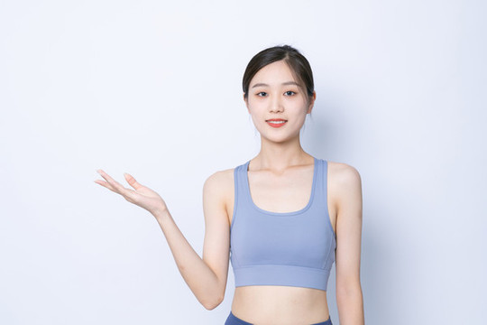 室內(nèi)穿運動服的年輕女性