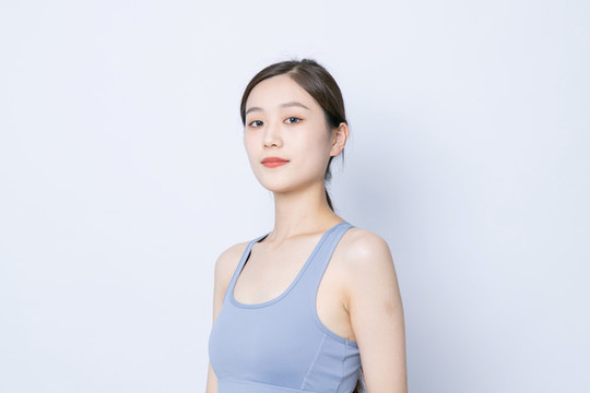 室內(nèi)穿運動服的年輕女性